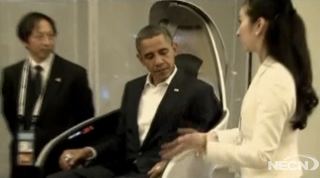Illustration for article titled The Day Obama Awkwardly Hung Out With Some Robots